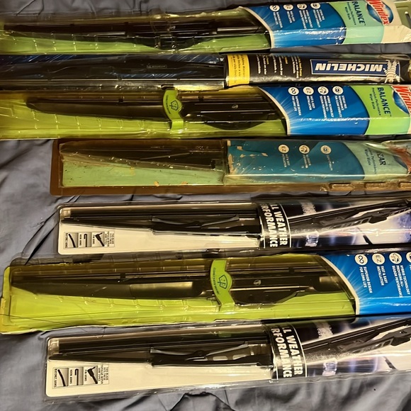 SIX PACKAGES OF NEW WINDSHIELD WIPERS ! - Picture 11 of 15